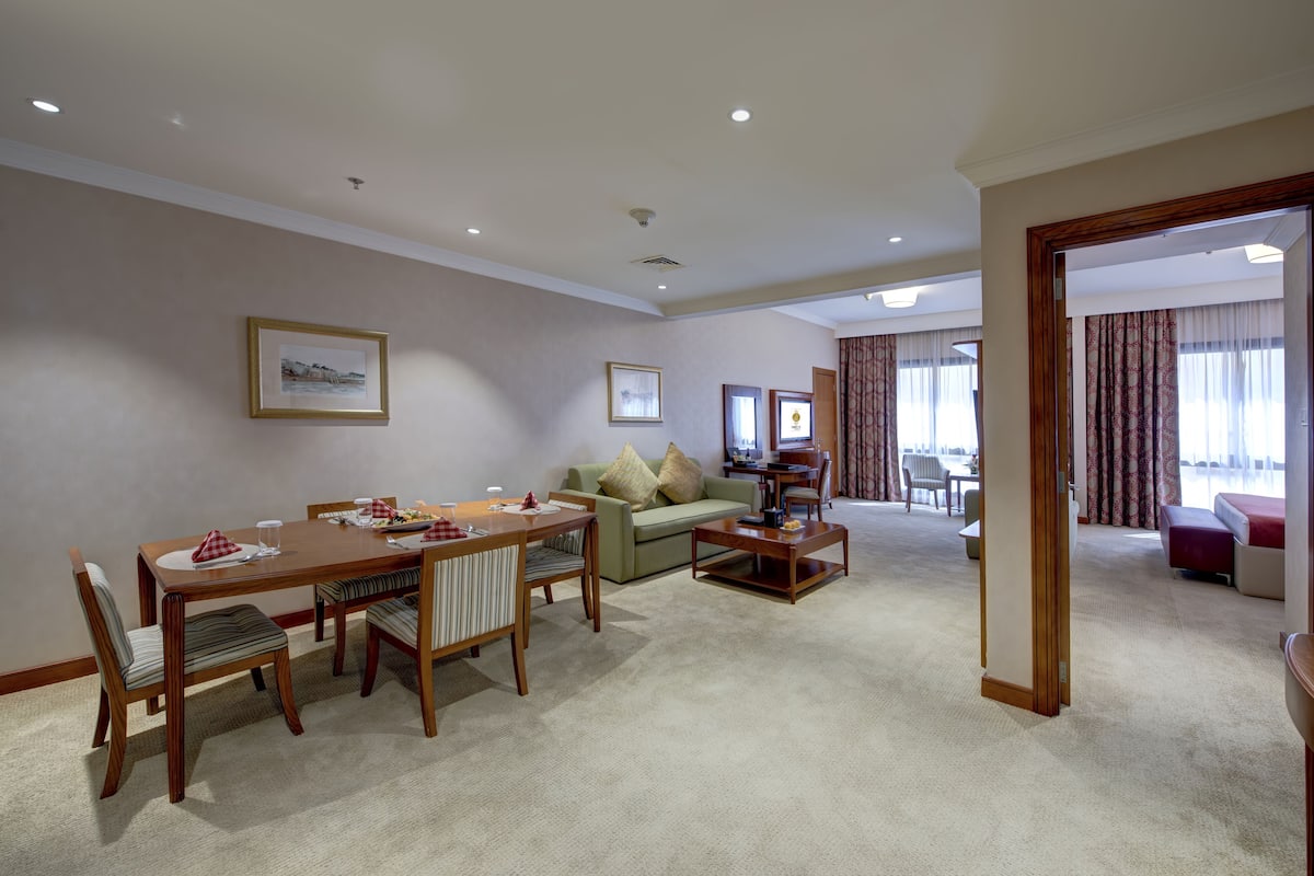 Executive Suite | Minibar, in-room safe, desk, laptop workspace