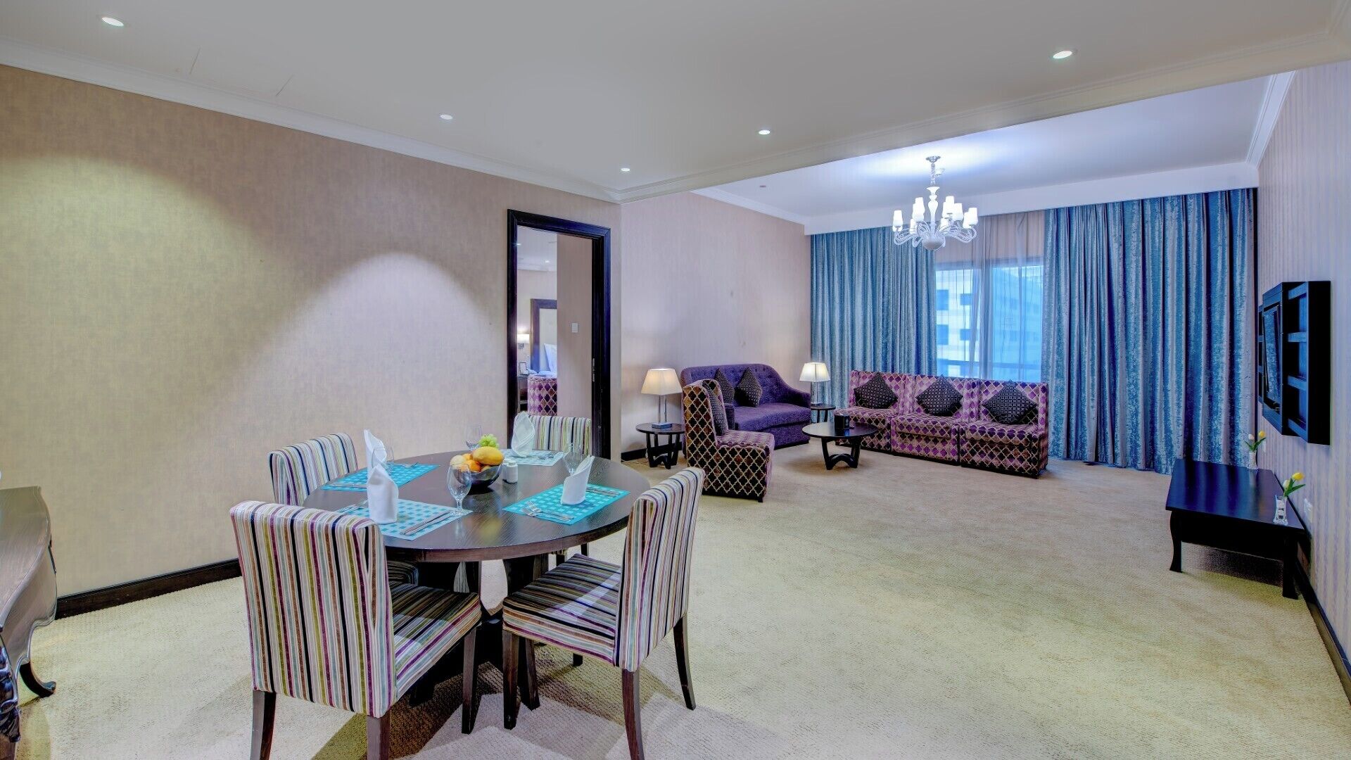 Grand Suite | Living area | 32-inch LCD TV with satellite channels, TV