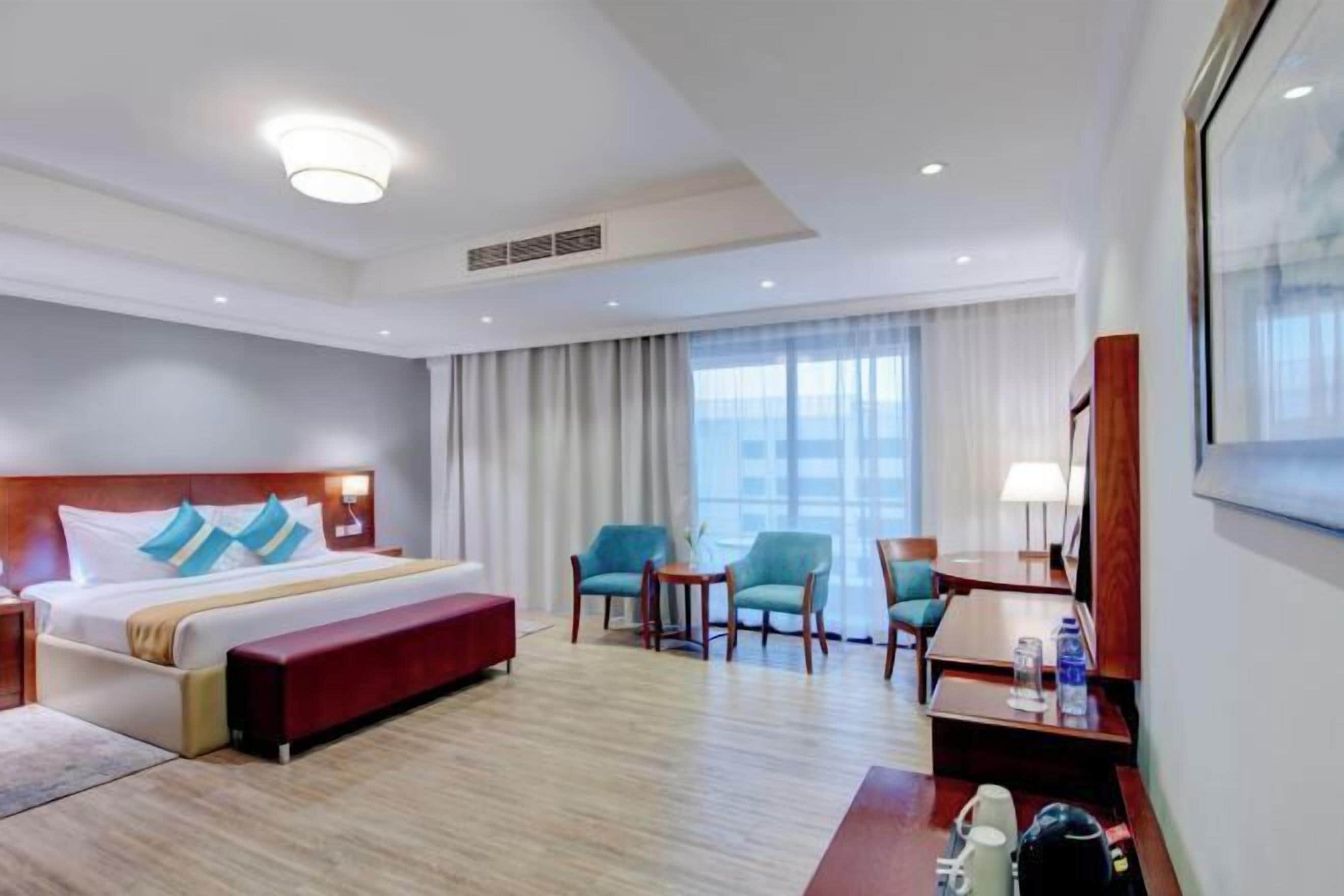 Minibar, in-room safe, desk, laptop workspace