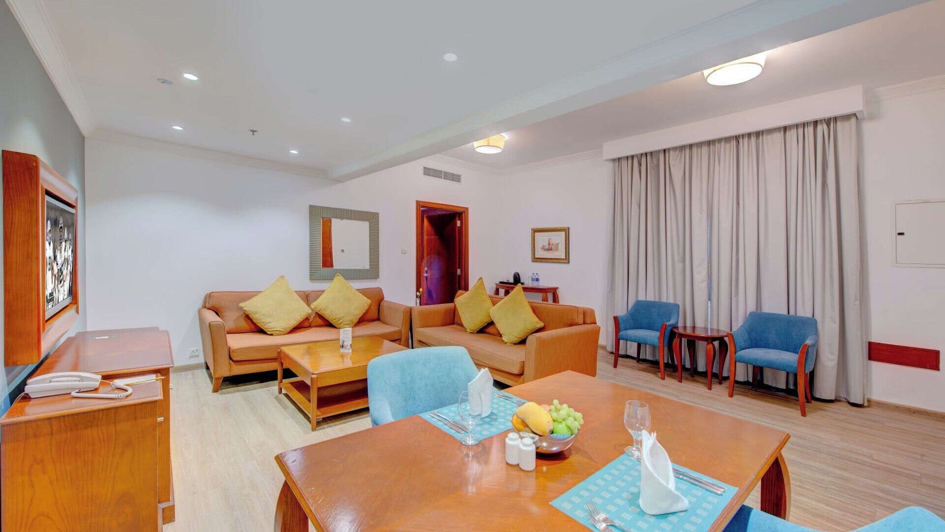 Executive Suite | Living area | 32-inch LCD TV with satellite channels, TV