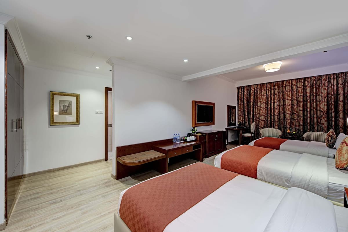 Deluxe Triple Room (Twin) | Minibar, in-room safe, desk, laptop workspace