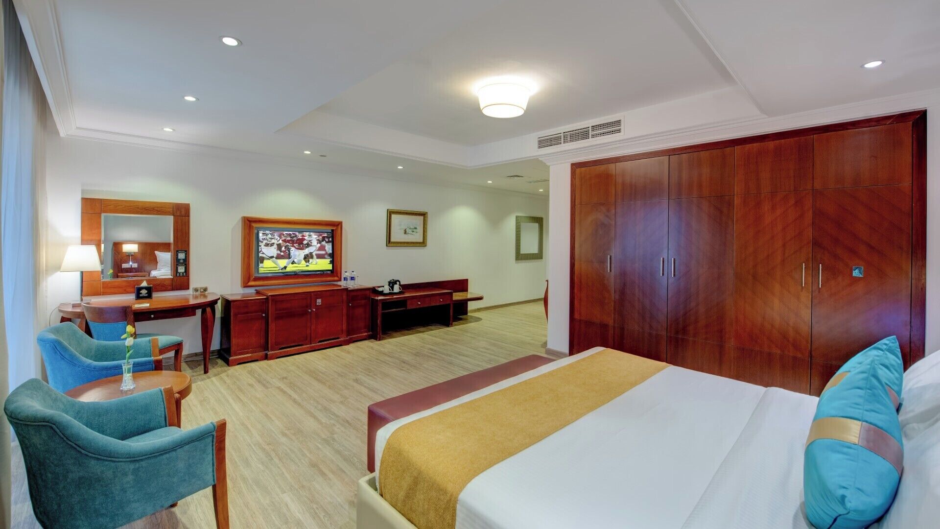 Deluxe Room (King) | Minibar, in-room safe, desk, laptop workspace