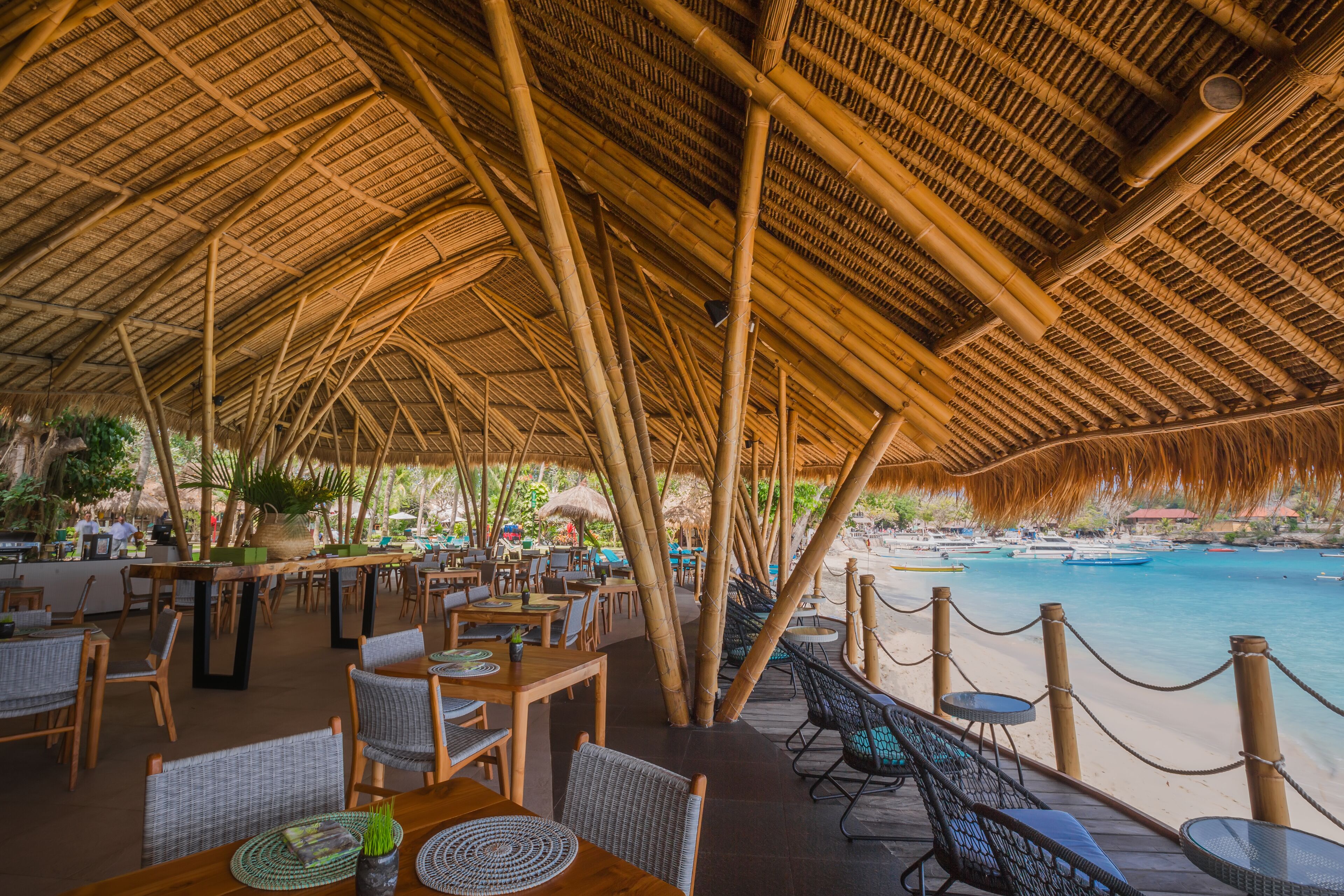 2 restaurants, breakfast, lunch, dinner served; international cuisine