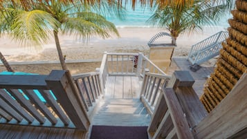 Bungalow familiar, vista a la playa, frente al mar | Vista desde la habitación