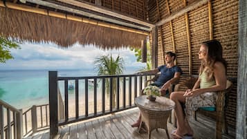 Habitación Deluxe, vista a la playa, frente al mar | Balcón