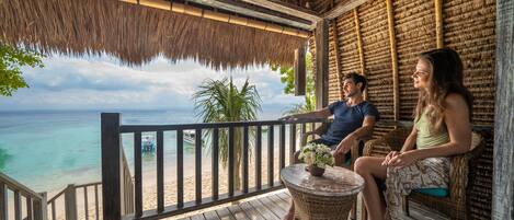 Deluxe kamer, uitzicht op strand, aan het strand | Balkon