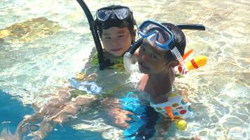 2 outdoor pools