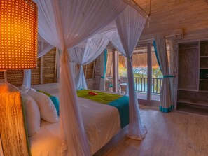 Deluxe kamer, uitzicht op het strand, aan het strand | Een kluis op de kamer, verduisterende gordijnen, gratis wifi, beddengoed