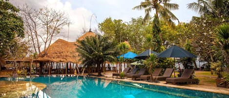 2 outdoor pools