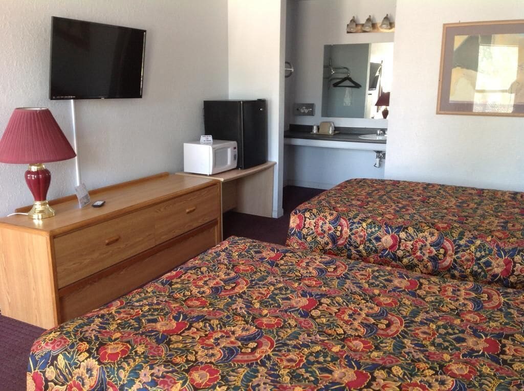 Escritorio, wifi gratis y ropa de cama 