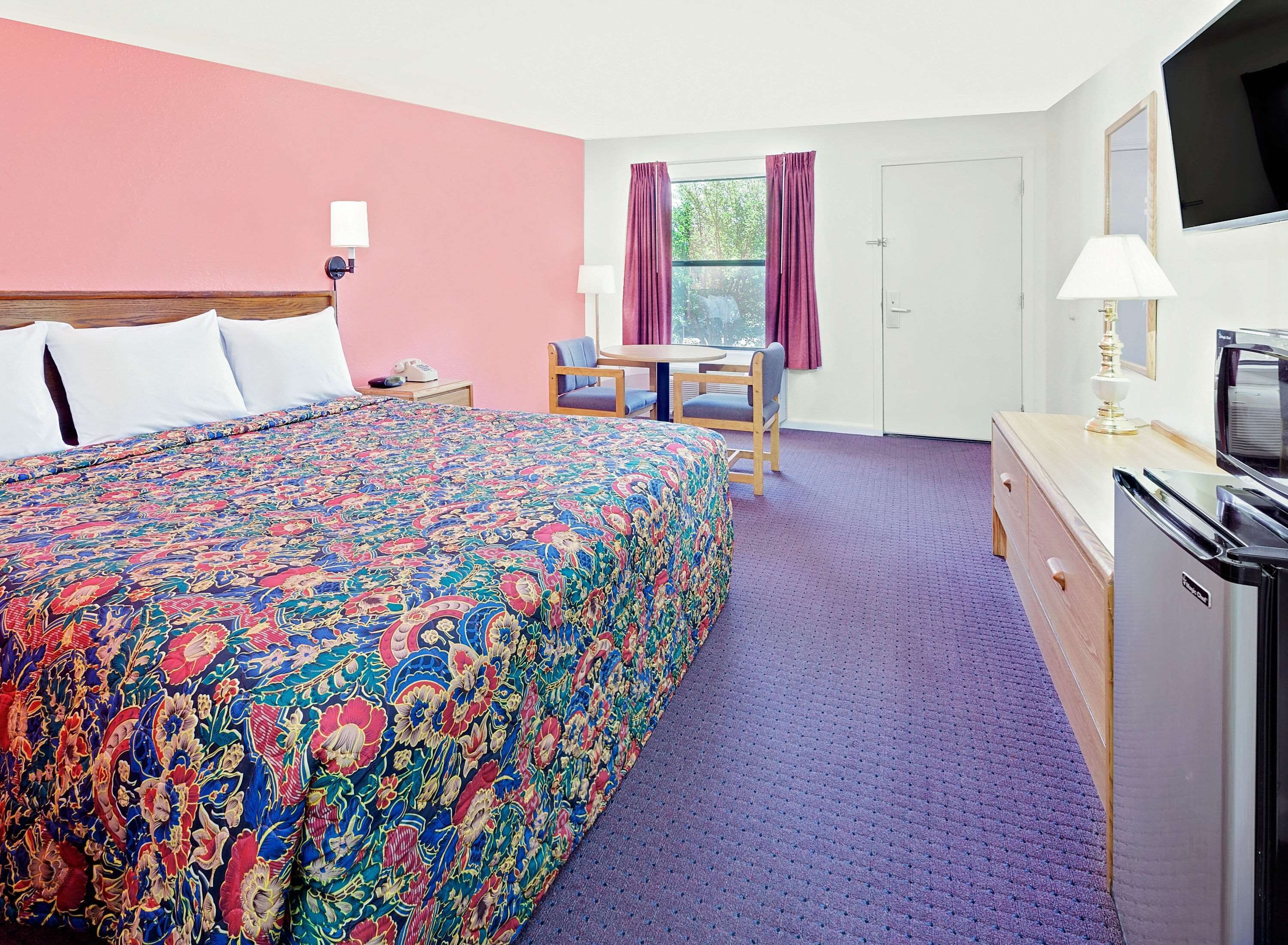 Room, 1 King Bed | Desk, free WiFi, bed sheets