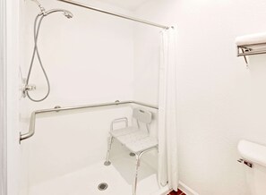 Combined shower/tub, deep soaking tub, free toiletries, towels - Knights Inn Muskogee (Muskogee)