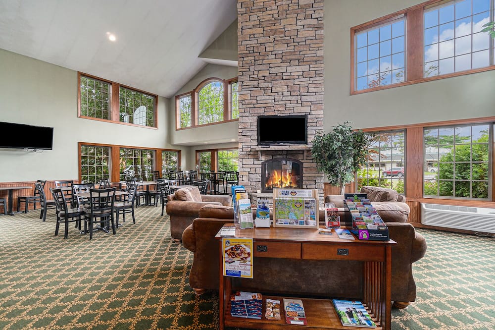 Howard Johnson by Wyndham Traverse City