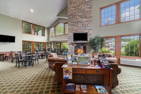 Lobby sitting area - Howard Johnson by Wyndham Traverse City (Traverse City)