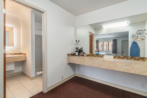 Chambre Standard, 1 trĂšs grand lit | Salle de bain | Douche, sĂšche-cheveux, serviettes fournies