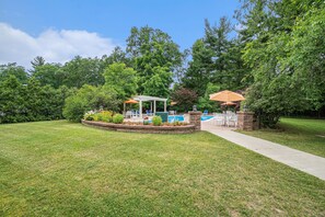 Exterior - Howard Johnson by Wyndham Traverse City (Traverse City)