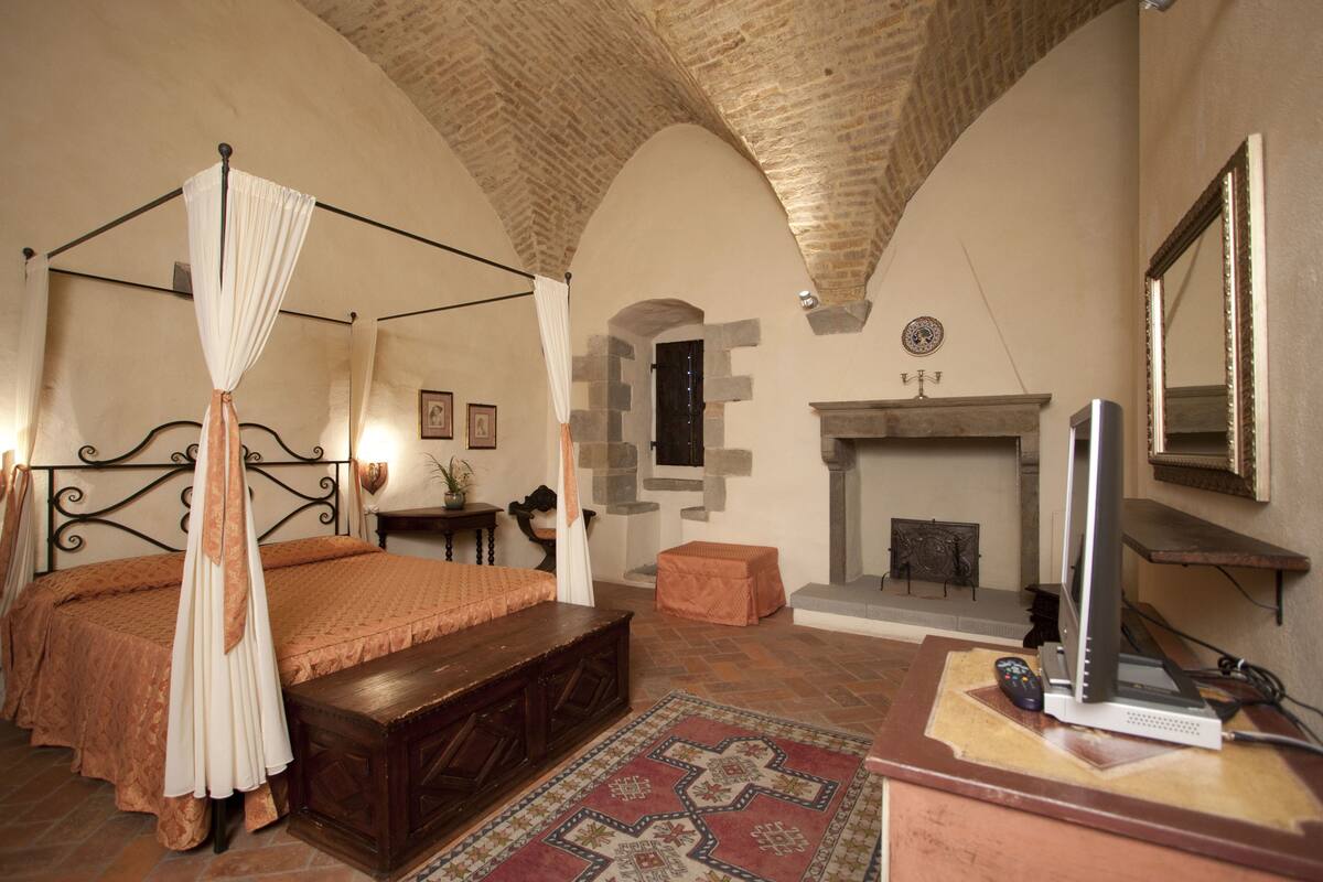 Premium bedding, minibar, in-room safe, soundproofing