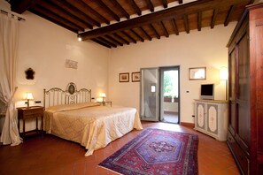 Suite – senior, hageutsikt | Sengetøy av topp kvalitet, minibar, safe på rommet og lydisolert