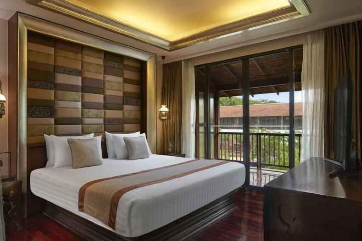 Minibar contenant certains articles gratuits, coffre-fort, bureau