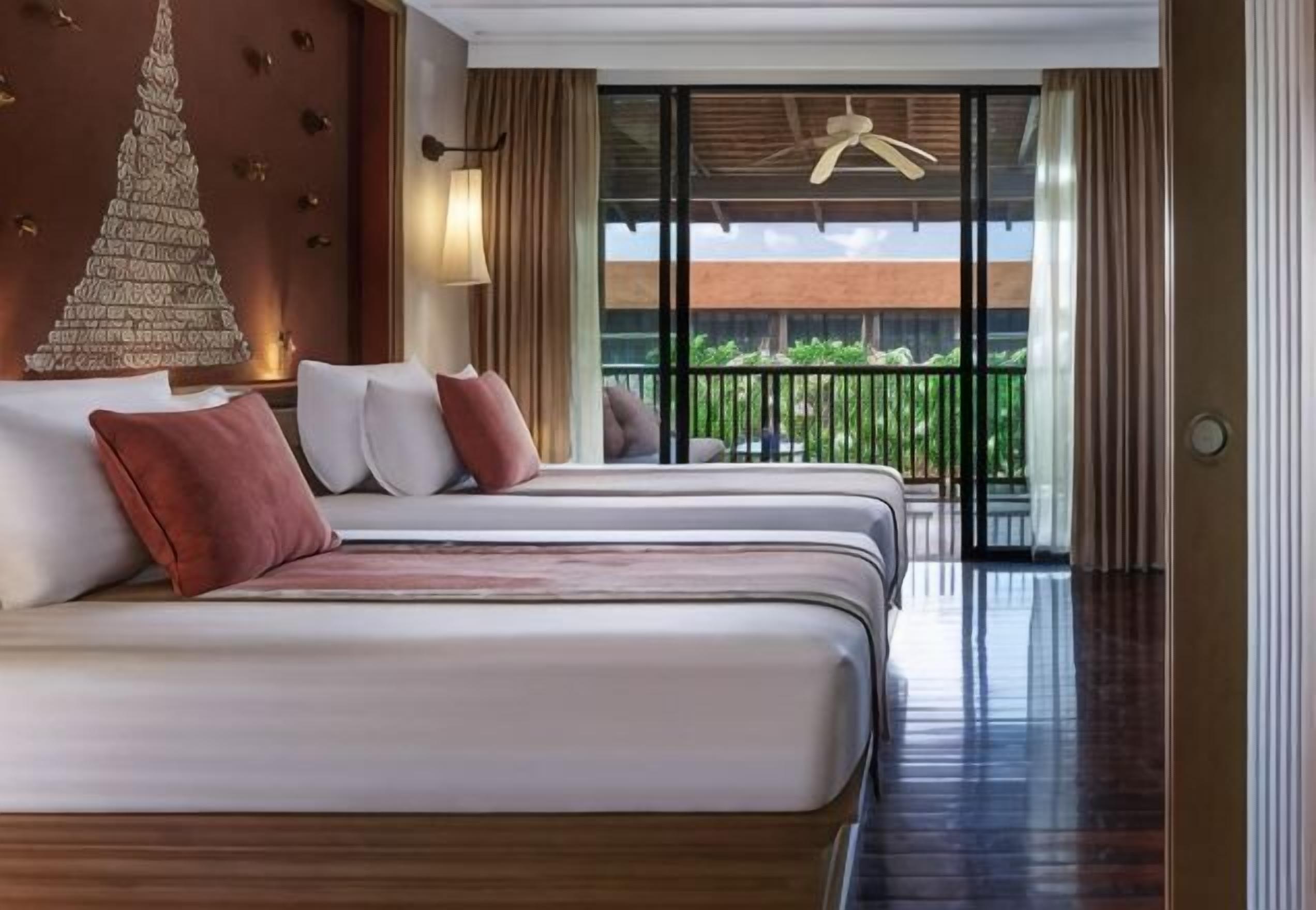 Isi minibar gratis, brankas, meja kerja, dan tirai kedap cahaya
