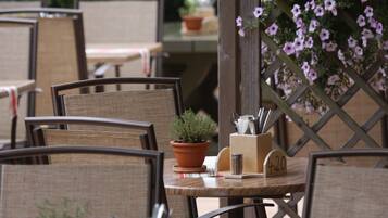 Breakfast, lunch, dinner served; Regional cuisine