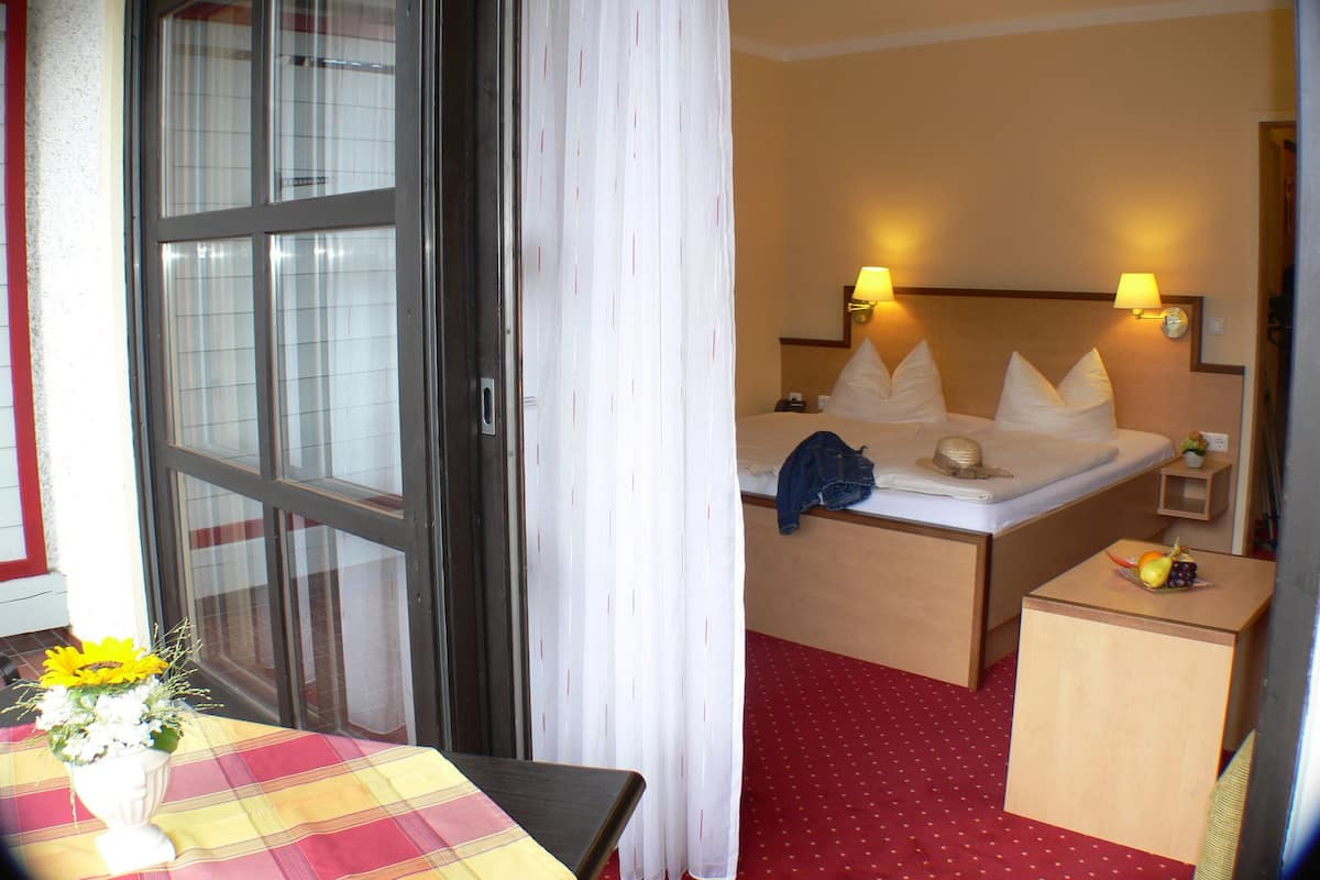 Hypo-allergenic bedding, minibar, in-room safe, desk