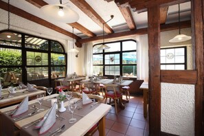 Breakfast, lunch, dinner served; Regional cuisine