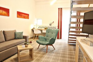 Minibaari, tallelokero huoneessa, työpöytä, silitysrauta/-lauta