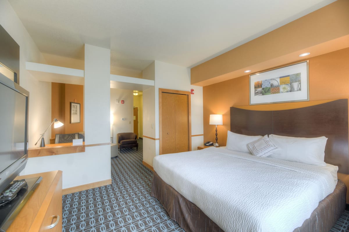 individually decorated, individually furnished, desk, laptop workspace