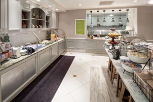 Desayuno a la carta todos los días (con cargo)