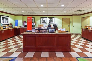 بوفيه فطور مجانًا يوميًا