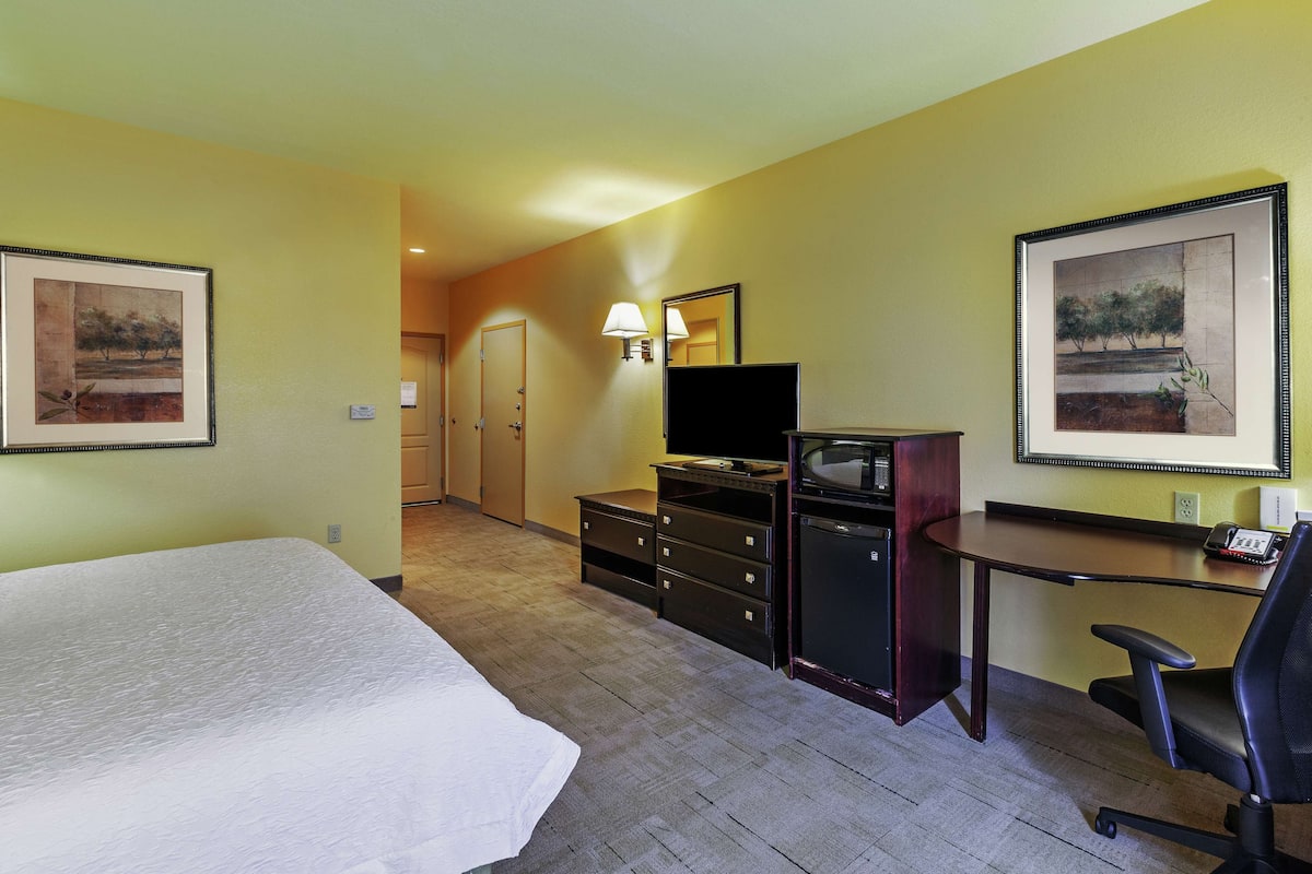 1 King Bed, Accessible, Non Smoking | In-room safe, desk, blackout drapes, iron/ironing board