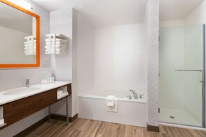 Suite, 1 cama King size, para no fumadores | Baño | Amenidades de baño gratuitas, secadora de cabello, toallas, jabón 