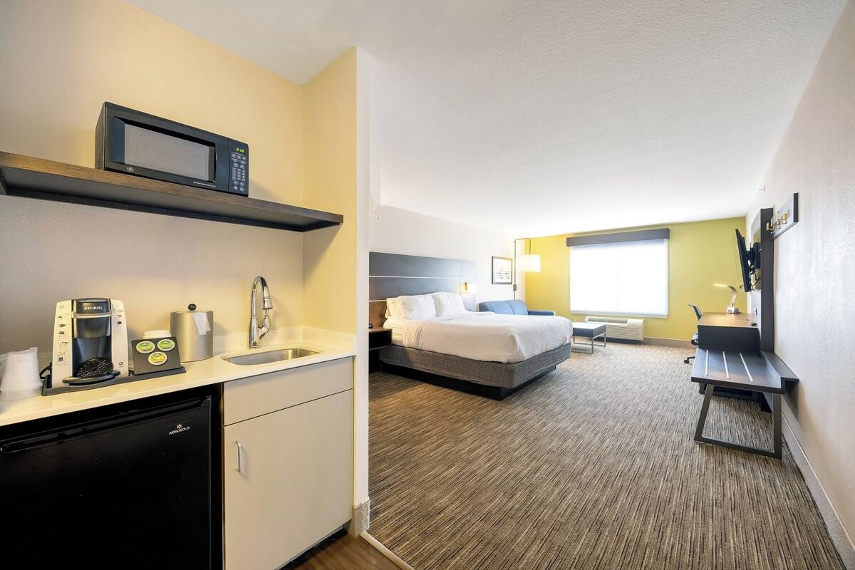 Standard Room, 1 King Bed (Extra Floor Space)
