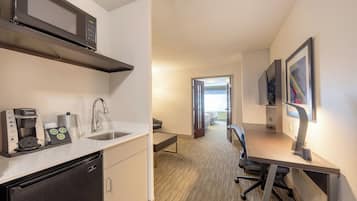 Caja de seguridad en la habitación, escritorio y cortinas blackout