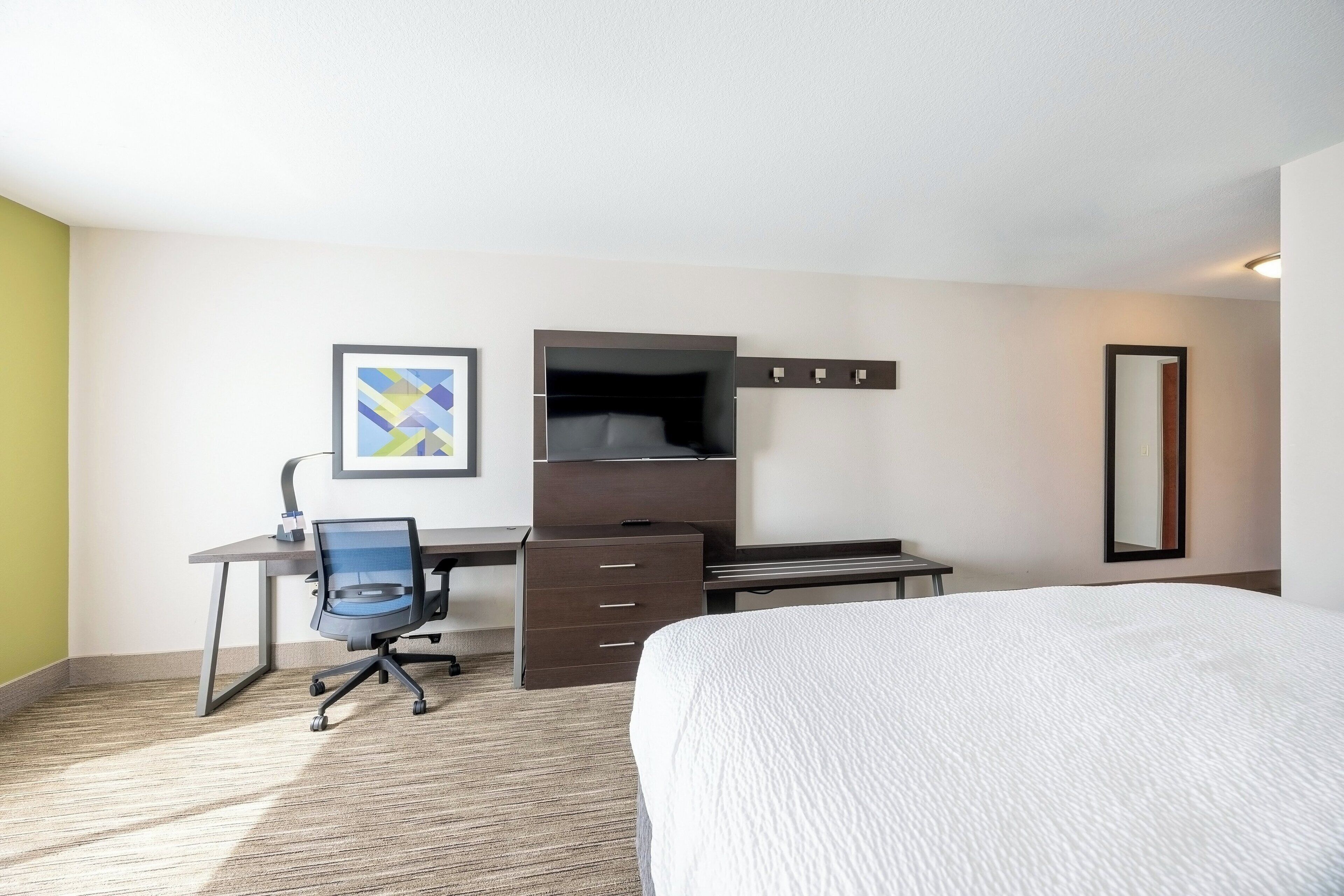 Standard Room, 1 King Bed | In-room safe, desk, blackout drapes, iron/ironing board