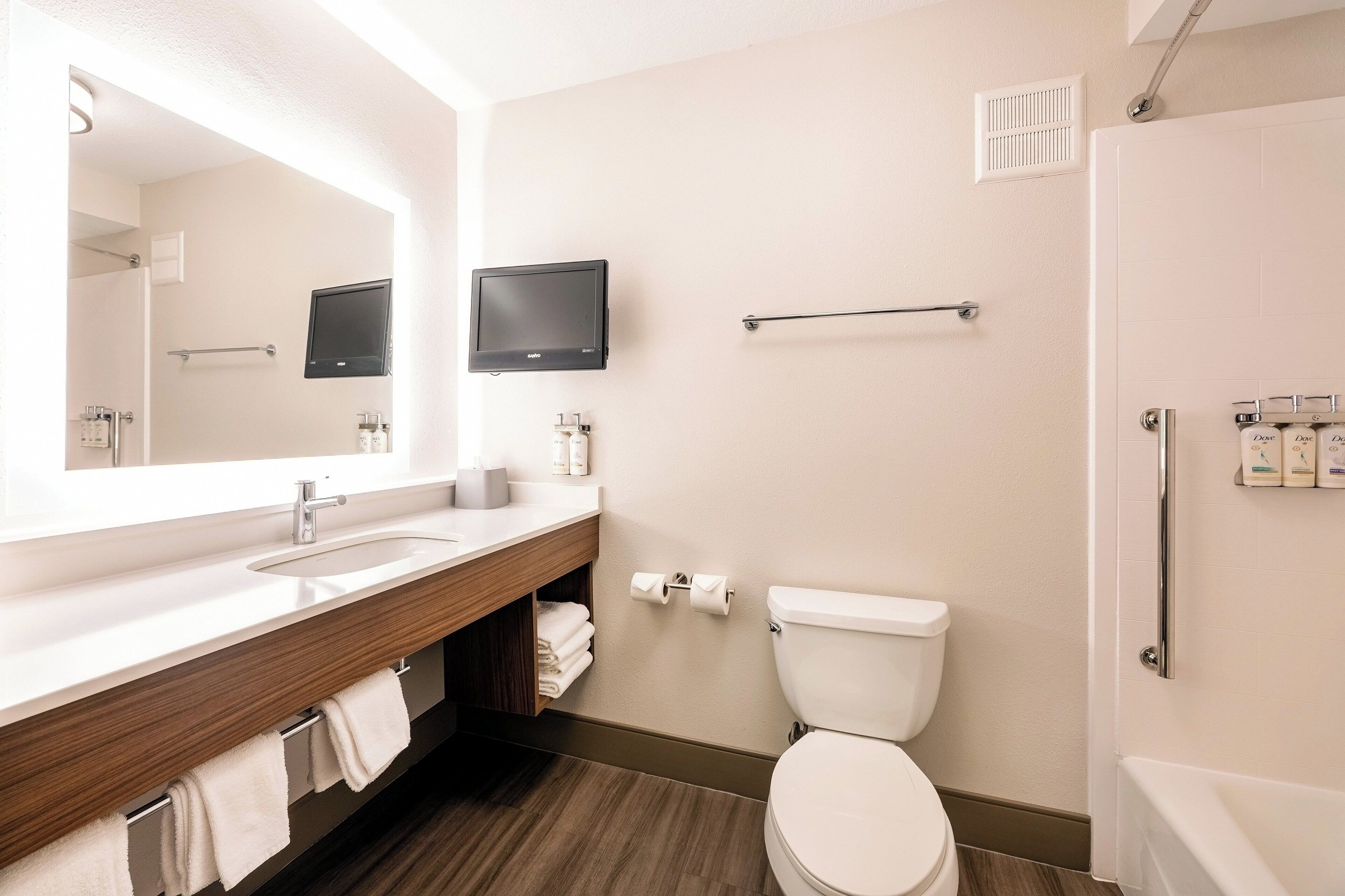 Standard Room, 1 King Bed with Sofa bed | In-room safe, desk, blackout drapes, iron/ironing board