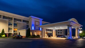 A hotel with a large entrance, multiple floors, and a parking area. - Holiday Inn Express West Cincinnati by IHG (Cincinnati)