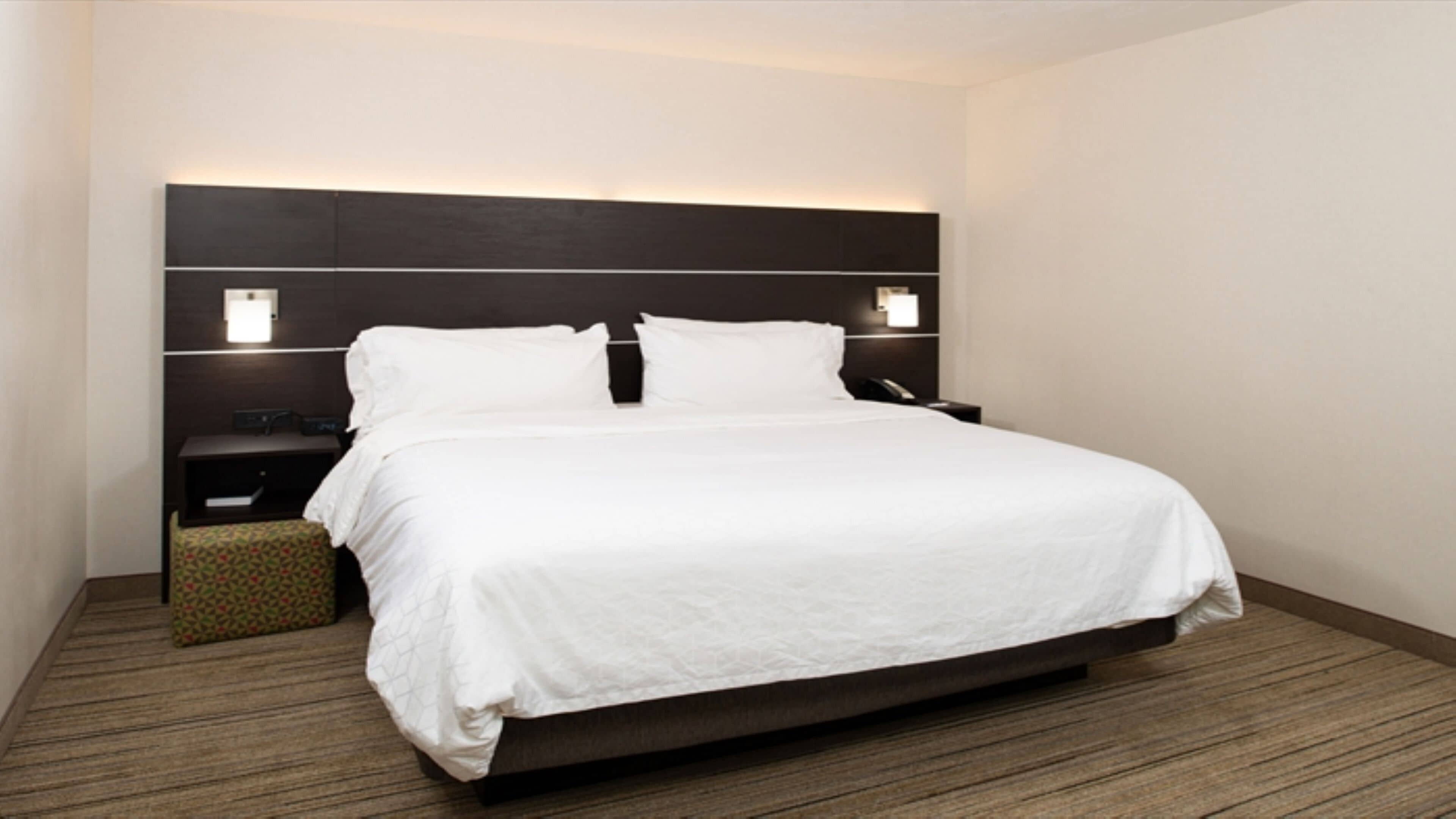 Standard Room, 1 King Bed (Extra Floor Space) | In-room safe, desk, laptop workspace, iron/ironing board