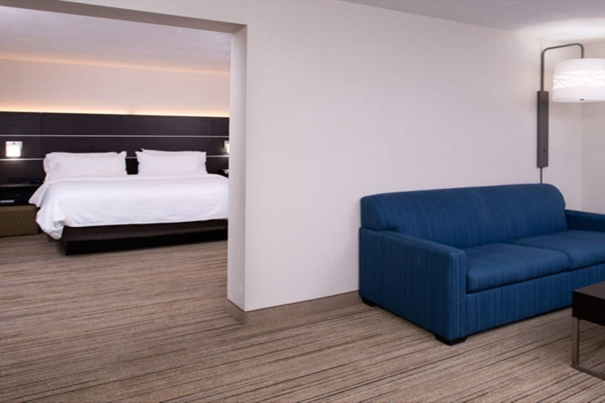 Standard Room, 1 King Bed (Extra Floor Space) | In-room safe, desk, laptop workspace, iron/ironing board
