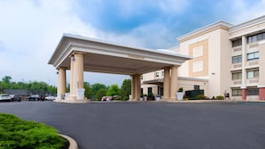 A hotel with a covered entrance, multiple floors, and a parking lot. - Holiday Inn Express West Cincinnati by IHG (Cincinnati)