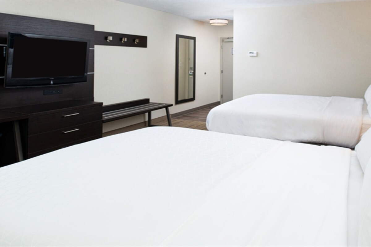 Kamar Standar, 2 Tempat Tidur Queen | Brankas, meja kerja, ruang kerja ramah laptop, dan setrika/meja setrika