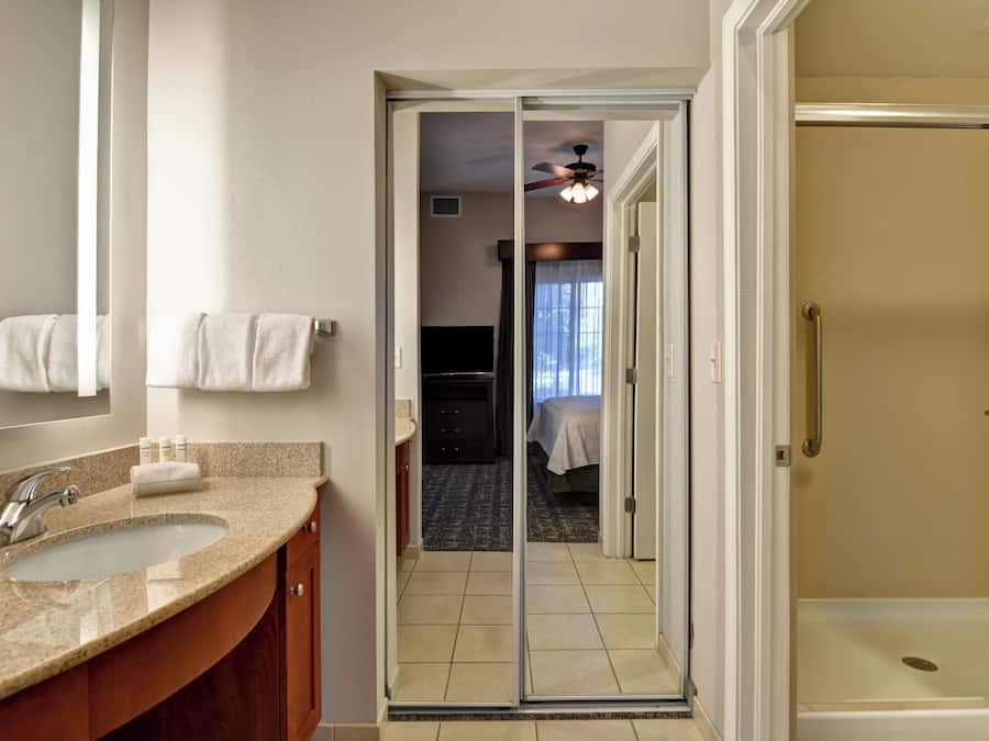 Meja, seterika/papan seterika, katil bayi/kot (percuma), Wi-fi