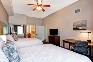 Escritorio, tabla de planchar con plancha, cunas gratuitas y wifi 