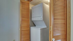 Room 2 King 1 Twin Bed Non Smoking Kitchen | Bathroom | Combined shower/tub, towels - Nauvoo Vacation Villas & Condos (Nauvoo)