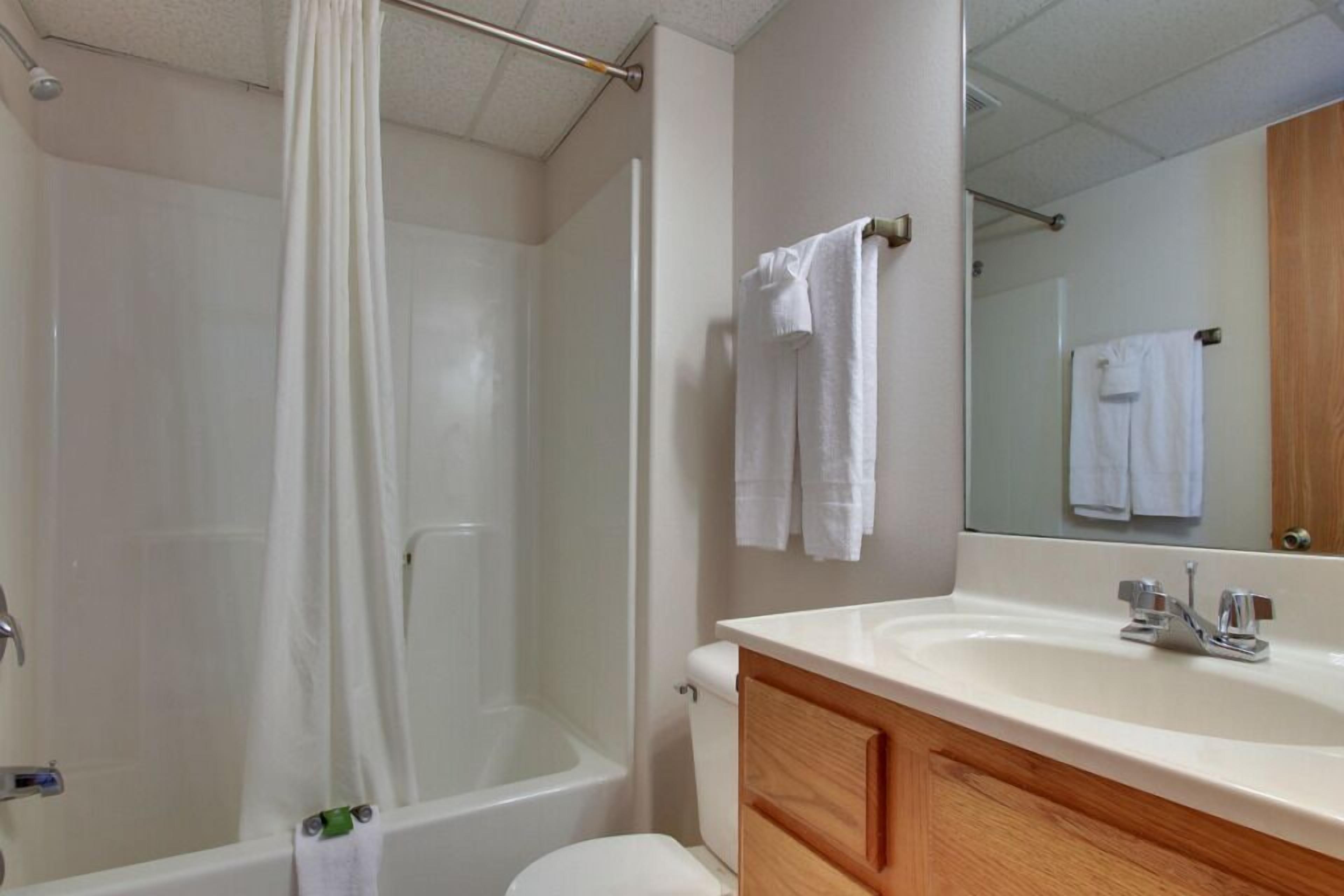 Room 2 King 1 Twin Bed Non Smoking Kitchen | Kylpyhuone | Suihkun ja ammeen yhdistelmä, pyyhkeet