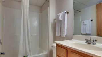 Room 2 King 1 Twin Bed Non Smoking Kitchen | Kylpyhuone | Suihkun ja ammeen yhdistelmä, pyyhkeet
