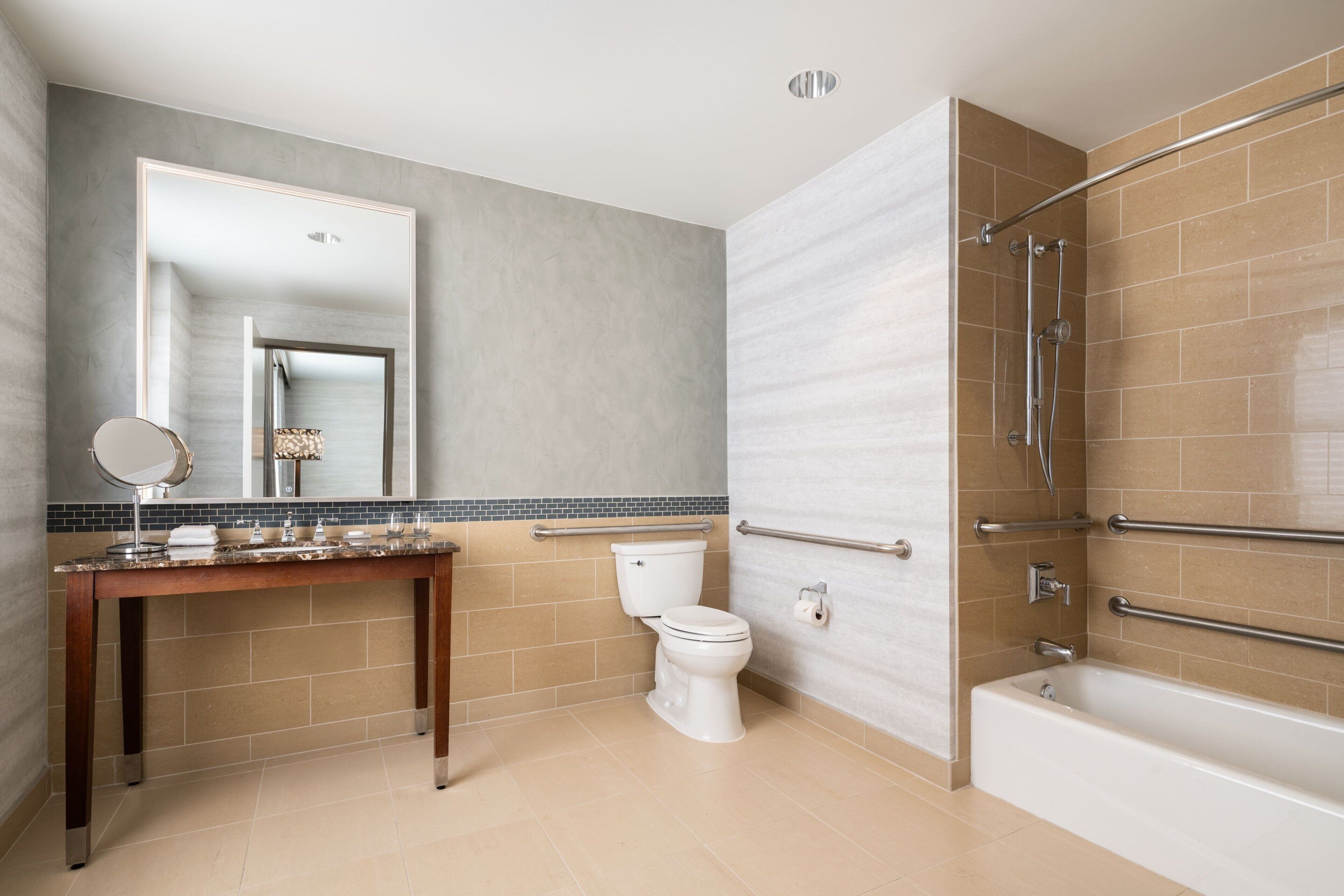 Un baño con inodoro, lavabo, espejo y bañera.