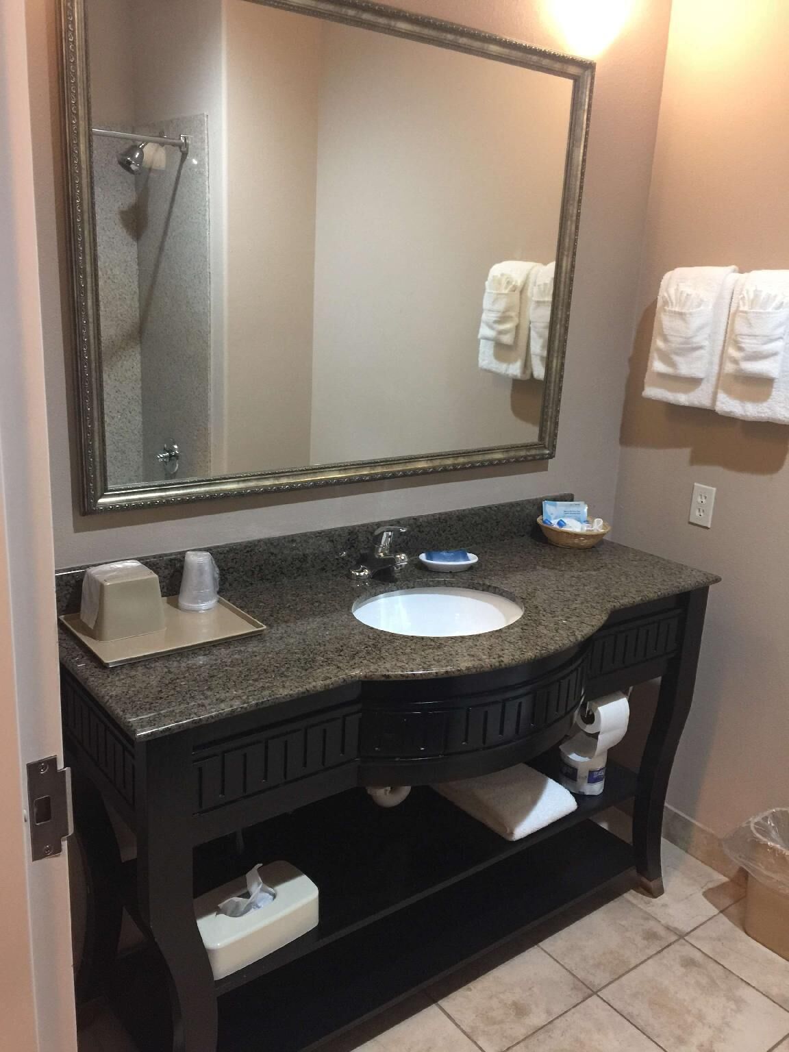 Kombinert dusj/badekar, hårføner og håndklær