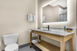 Combined shower/tub, hair dryer, towels